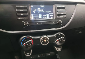 Подержанный автомобиль Kia Rio Sedan 2018 года (12 фото)