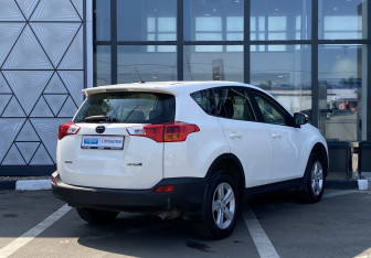Подержанный автомобиль Toyota RAV4 2013 года (5 фото)