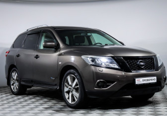 Подержанный автомобиль Nissan Pathfinder 2015 года (3 фото)
