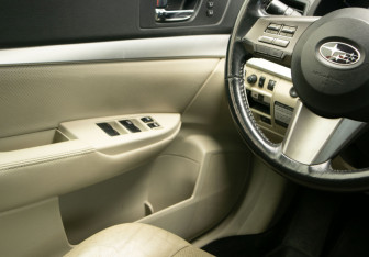 Подержанный автомобиль Subaru Legacy Sedan 2011 года (17 фото)