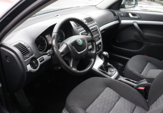 Подержанный автомобиль Skoda Octavia Liftback 2011 года (7 фото)