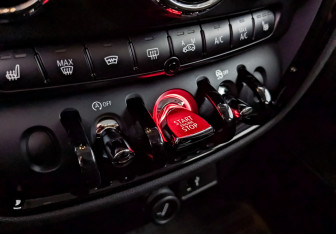 Подержанный автомобиль MINI Clubman Wagon 2018 года (26 фото)