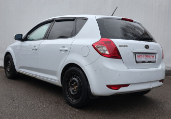 Подержанный автомобиль Kia Ceed Hatchback 2011 года (7 фото)