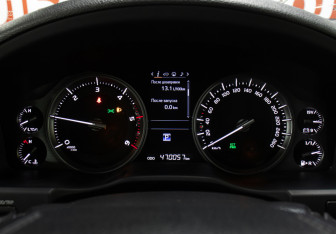 Подержанный автомобиль Toyota Land Cruiser Suv 2015 года (13 фото)