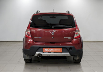 Подержанный автомобиль Renault Sandero 2012 года (6 фото)