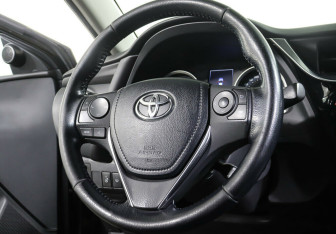 Подержанный автомобиль Toyota Corolla Sedan 2017 года (11 фото)