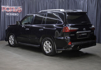Подержанный автомобиль Lexus LX 2008 года (7 фото)
