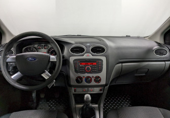 Подержанный автомобиль Ford Focus Sedan 2010 года (22 фото)