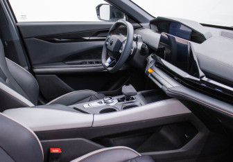 Подержанный автомобиль Changan UNI-V 2023 года (10 фото)