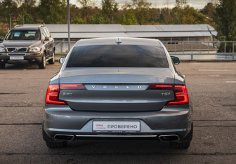 Подержанный автомобиль Volvo S90 2020 года (7 фото)