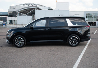 Подержанный автомобиль Kia Carnival 2022 года (8 фото)