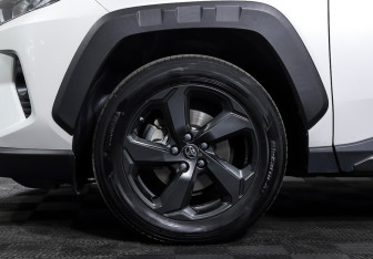 Подержанный автомобиль Toyota RAV4 2023 года (27 фото)