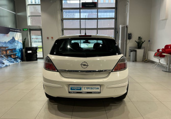 Подержанный автомобиль Opel Astra Sedan 2012 года (5 фото)