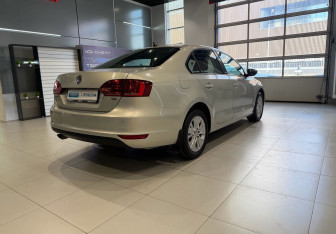 Подержанный автомобиль Volkswagen Jetta Sedan 2014 года (4 фото)