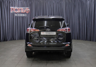 Подержанный автомобиль Toyota RAV4 2015 года (6 фото)