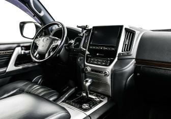 Подержанный автомобиль Toyota Land Cruiser Suv 2019 года (6 фото)
