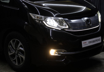 Подержанный автомобиль Honda Stepwgn 2016 года (26 фото)