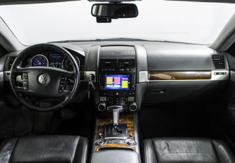 Подержанный автомобиль Volkswagen Touareg 2008 года (13 фото)