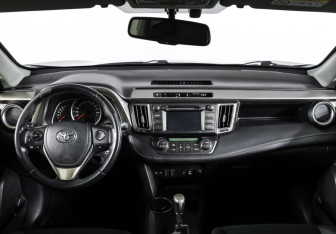 Подержанный автомобиль Toyota RAV4 2015 года (14 фото)