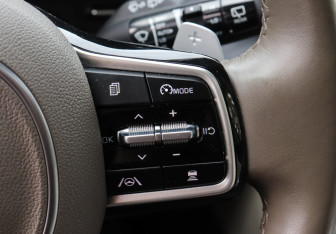 Подержанный автомобиль Kia Carnival 2021 года (16 фото)