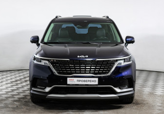 Подержанный автомобиль Kia Carnival 2022 года (2 фото)