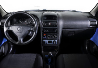 Подержанный автомобиль Opel Astra Hatchback 2004 года (12 фото)
