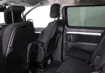 Подержанный автомобиль Peugeot Traveller 2018 года (12 фото)
