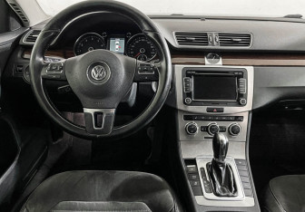 Подержанный автомобиль Volkswagen Passat Sedan 2012 года (12 фото)