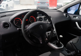 Подержанный автомобиль Peugeot 308 Hatchback 2009 года (13 фото)