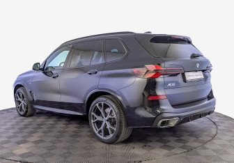 Подержанный автомобиль BMW X5 2025 года (7 фото)
