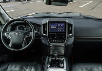 Подержанный автомобиль Toyota Land Cruiser Suv 2017 года (14 фото)