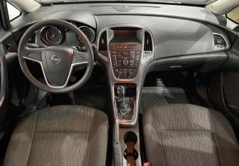 Подержанный автомобиль Opel Astra Sedan 2012 года (11 фото)