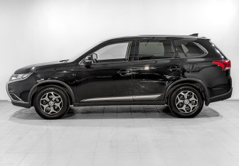 Подержанный автомобиль Mitsubishi Outlander 2018 года (8 фото)