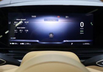 Подержанный автомобиль Voyah Dream 2023 года (18 фото)