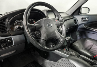 Подержанный автомобиль Nissan Almera Hatchback 2006 года (13 фото)