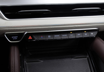 Подержанный автомобиль Geely Monjaro 2023 года (18 фото)