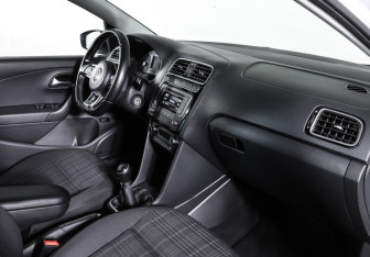 Подержанный автомобиль Volkswagen Polo Sedan 2017 года (11 фото)