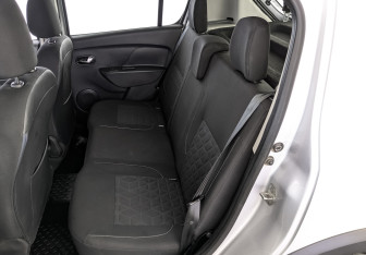 Подержанный автомобиль Renault Sandero 2016 года (18 фото)