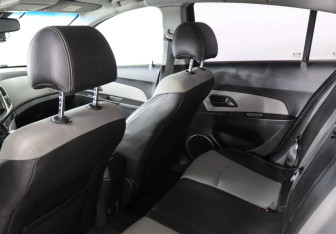 Подержанный автомобиль Chevrolet Cruze Hatchback 2013 года (12 фото)