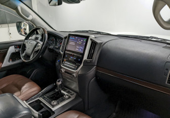 Подержанный автомобиль Toyota Land Cruiser Suv 2016 года (22 фото)