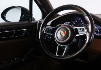 Подержанный автомобиль Porsche Cayenne 2018 года (13 фото)