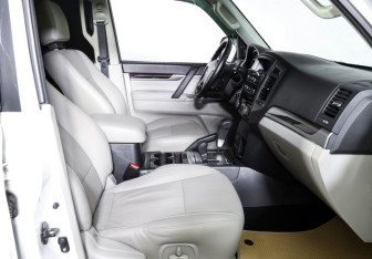 Подержанный автомобиль Mitsubishi Pajero 2020 года (10 фото)