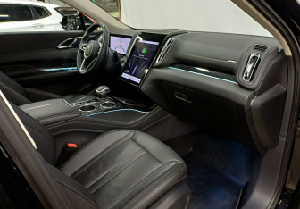 Подержанный автомобиль Hongqi HS3 2024 года (25 фото)