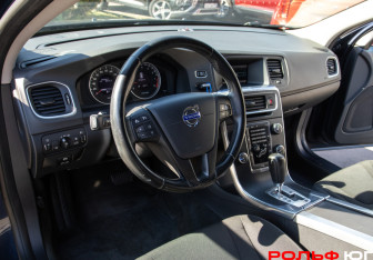 Подержанный автомобиль Volvo S60 2011 года (14 фото)