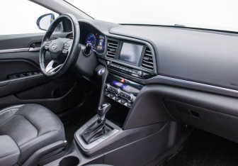 Подержанный автомобиль Hyundai Elantra Sedan 2019 года (9 фото)