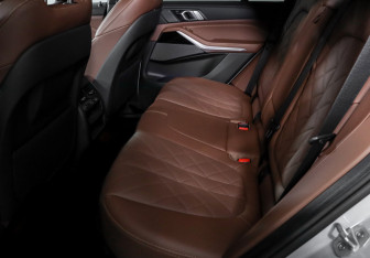 Подержанный автомобиль BMW X5 2024 года (10 фото)