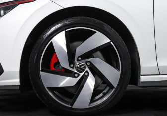 Подержанный автомобиль Volkswagen Golf GTI Hatchback 2021 года (27 фото)