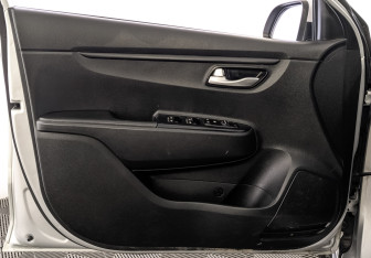 Подержанный автомобиль Kia Rio Hatchback 2021 года (18 фото)