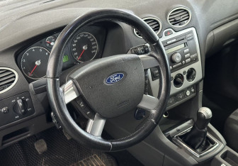 Подержанный автомобиль Ford Focus Hatchback 2005 года (12 фото)