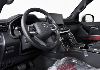 Подержанный автомобиль Toyota Land Cruiser Suv 2021 года (12 фото)